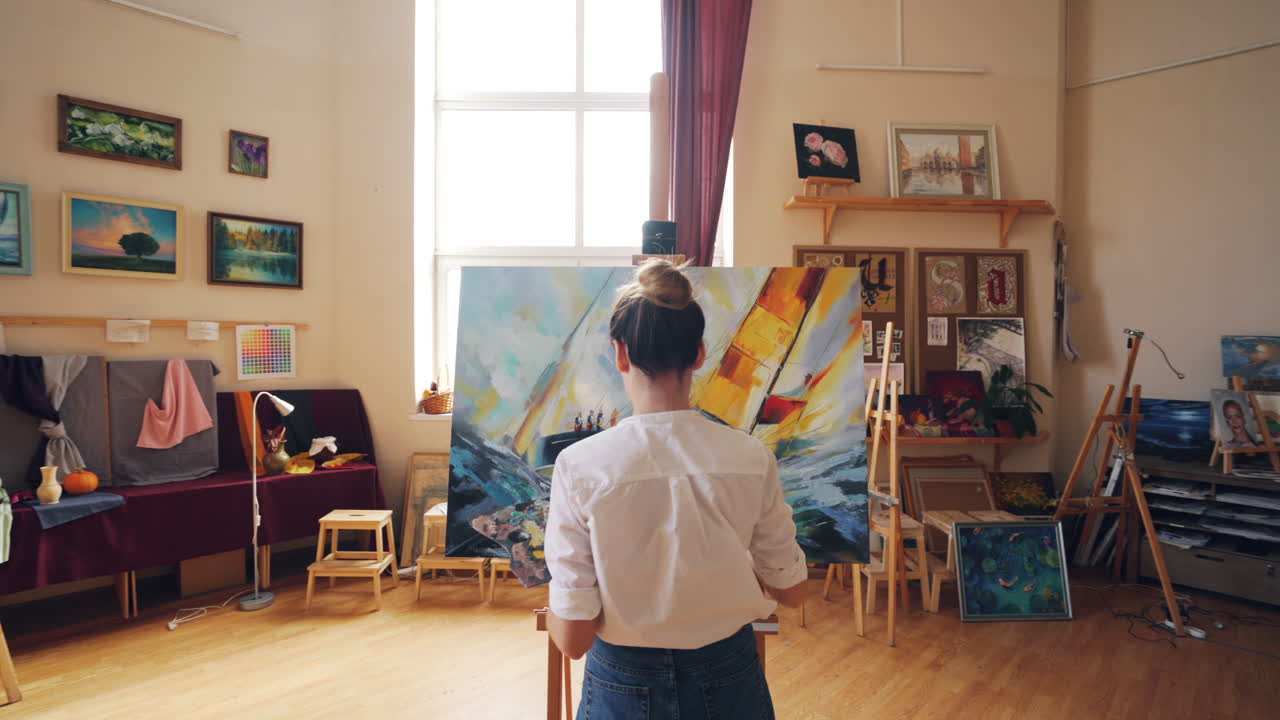 미술 스튜디오에서 그림 그리는 여자