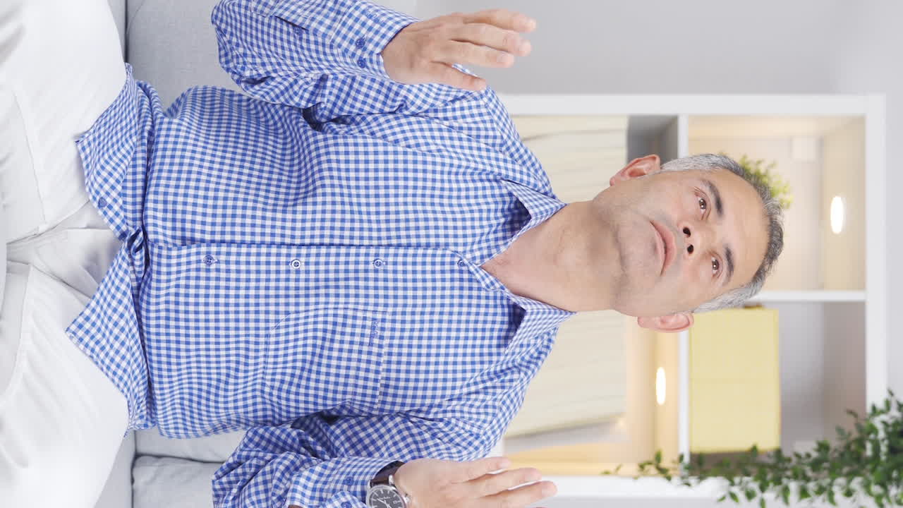 무슬림 남자가 기도하는 수직 비디오.