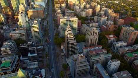 Drone-Aéreo-Vuela-Calles-Santiago-De-Chile-Avenida-Apoquindo-Capital-De-La-Ciudad-Sudamericana-Con-Estilo-Arquitectónico-De-Nueva-York,-Panorámica-A-La-Luz-Del-Día