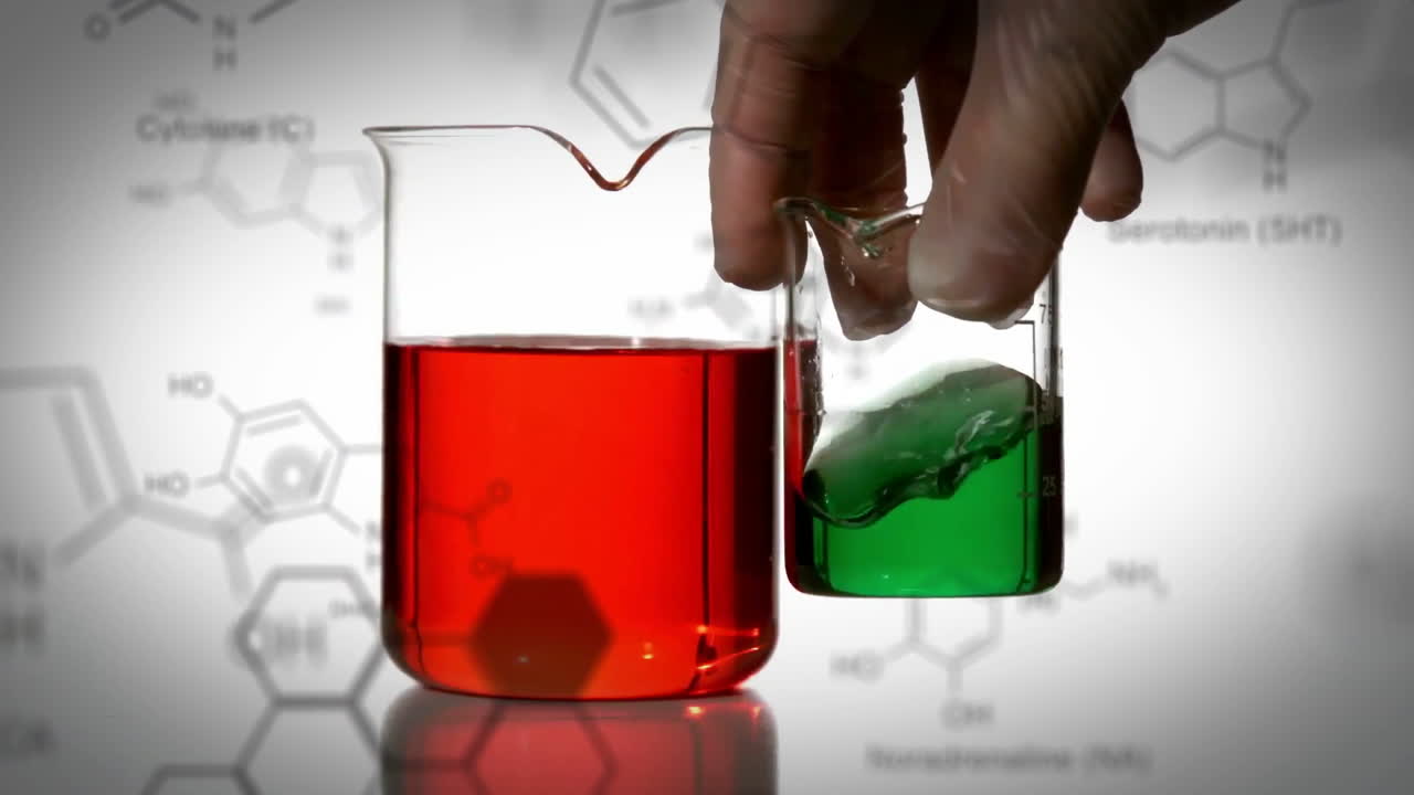 vasos de laboratorio con datos y fórmula estructural de compuestos químicos en primer plano