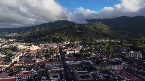 Drohnenaufnahmen-Mit-180-Grad-Schwenk-Von-Antigua-Guatemala