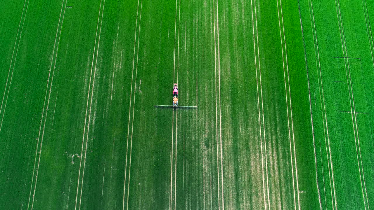 살충제 2로 농지를 살포하는 농부의 농업 공중