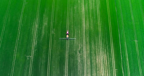 antena de agricultura de granjero rociando tierras agrícolas con pesticidas 2