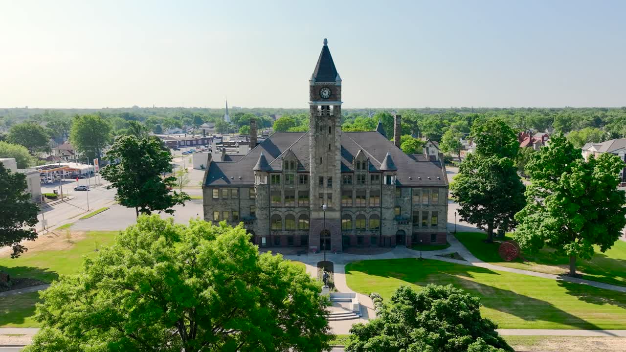 멀리 있는 건물 쪽으로 천천히 밀어 넣으세요.