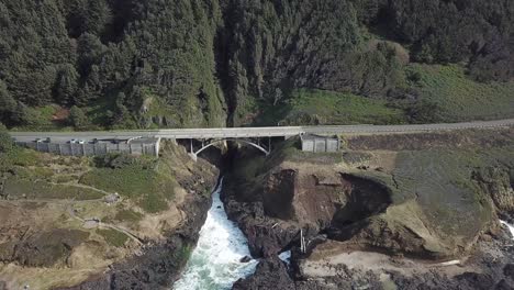 Antenne-Der-Brücke-über-Dem-Fluss