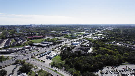 Luftaufnahme-über-Der-Hübner-Road-In-San-Antonio,-Texas,-Verkehr,-Dolly-Vorwärts