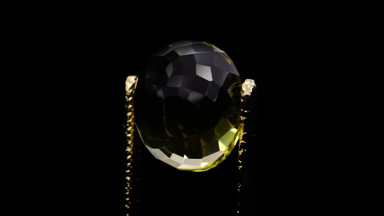 citrino amarillo natural en la pinza en la mesa de giro