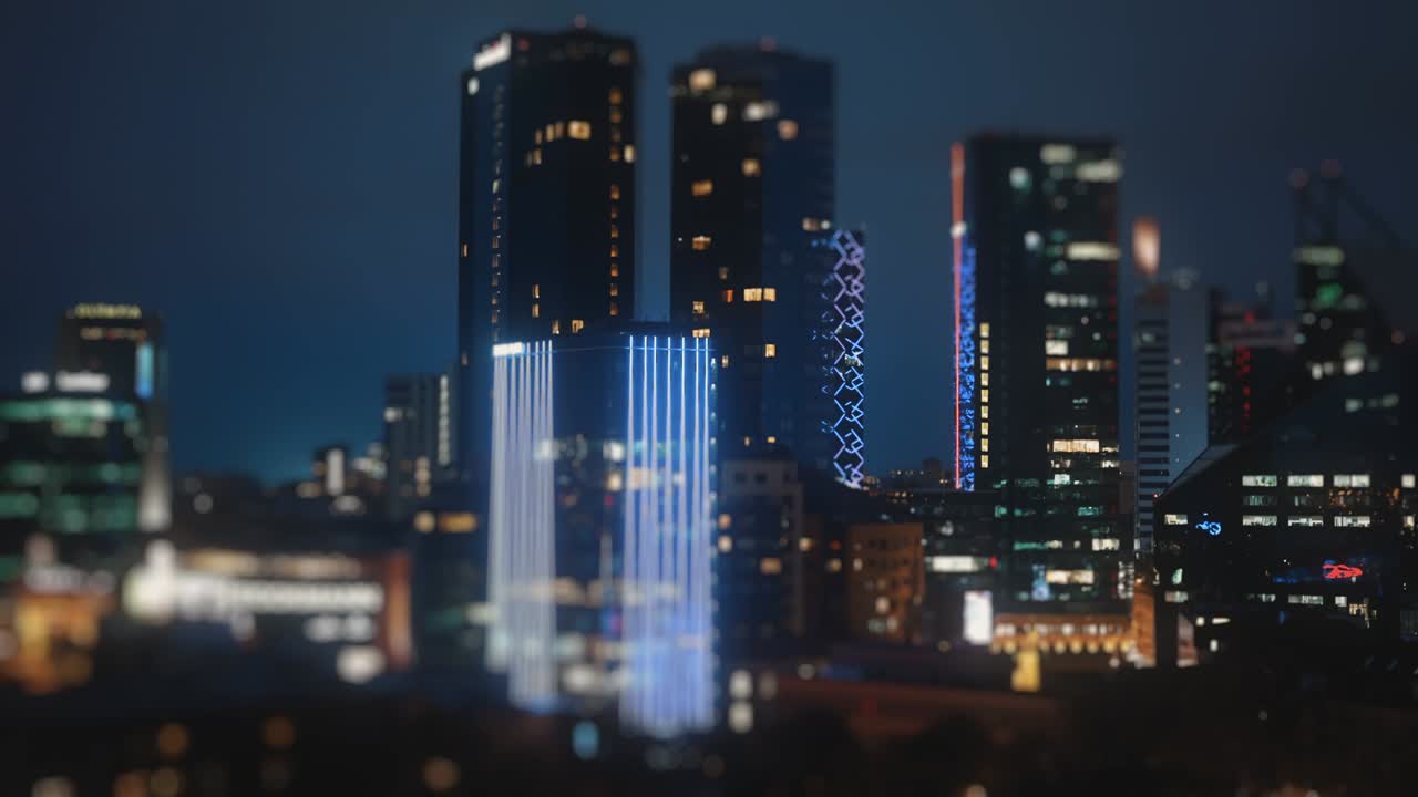 la ciudad de tallin con rascacielos por la noche.