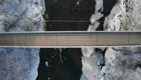 Vista-Descendente-De-Arriba-Hacia-Abajo-Del-Puente-De-La-Carretera-Asfaltada-Durante-El-Frío-Invierno