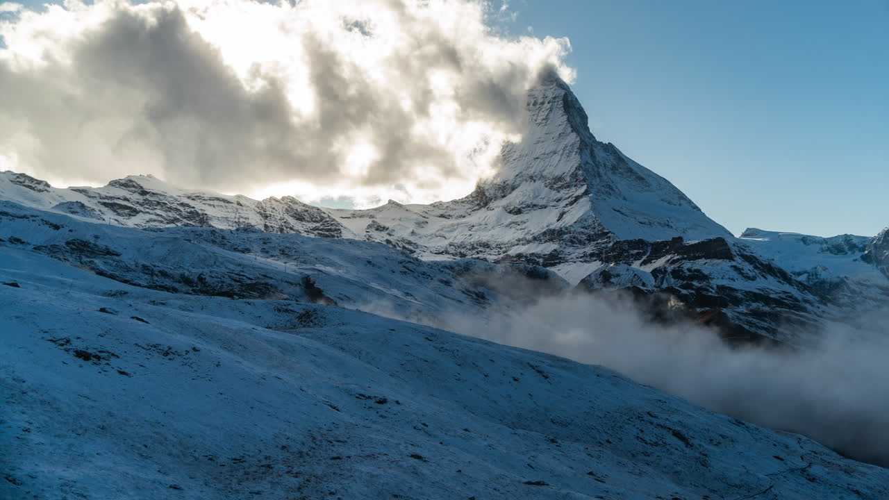 zermatt el matterhorn el lapso de tiempo el gornergrat suiza tarde por la tarde puesta de sol nubes en llamas en la cara de la montaña adyacente paisaje amarillo dorado puesta de sol sombra azul fresco la niebla rodante todavía en movimiento
