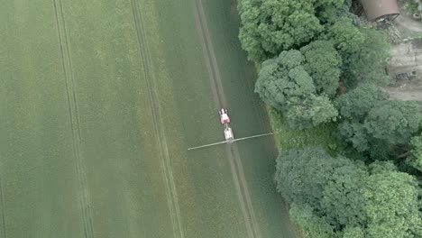 Imágenes-Aéreas-De-4k-De-Tractores-Fumigando-Cultivos-En-Una-Granja-En-Inglaterra