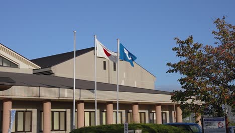 Die-Flagge-Japans-Und-Der-Präfektur-Shiga-Weht-In-Zeitlupe-An-Einem-Klaren-Tag