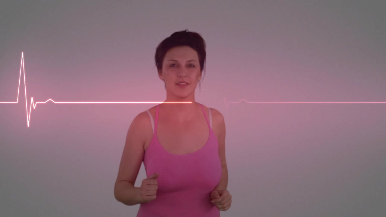 Wanita berlari di tempat saat lonjakan EKG merah muda sejajar dengan dada, menghasilkan cahaya, menunjukkan kesehatan jantung.