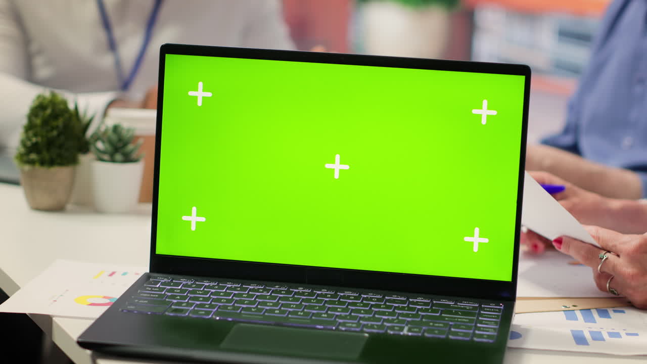 personas mayores discutiendo con el corredor sobre la obtención de una opción de pensión