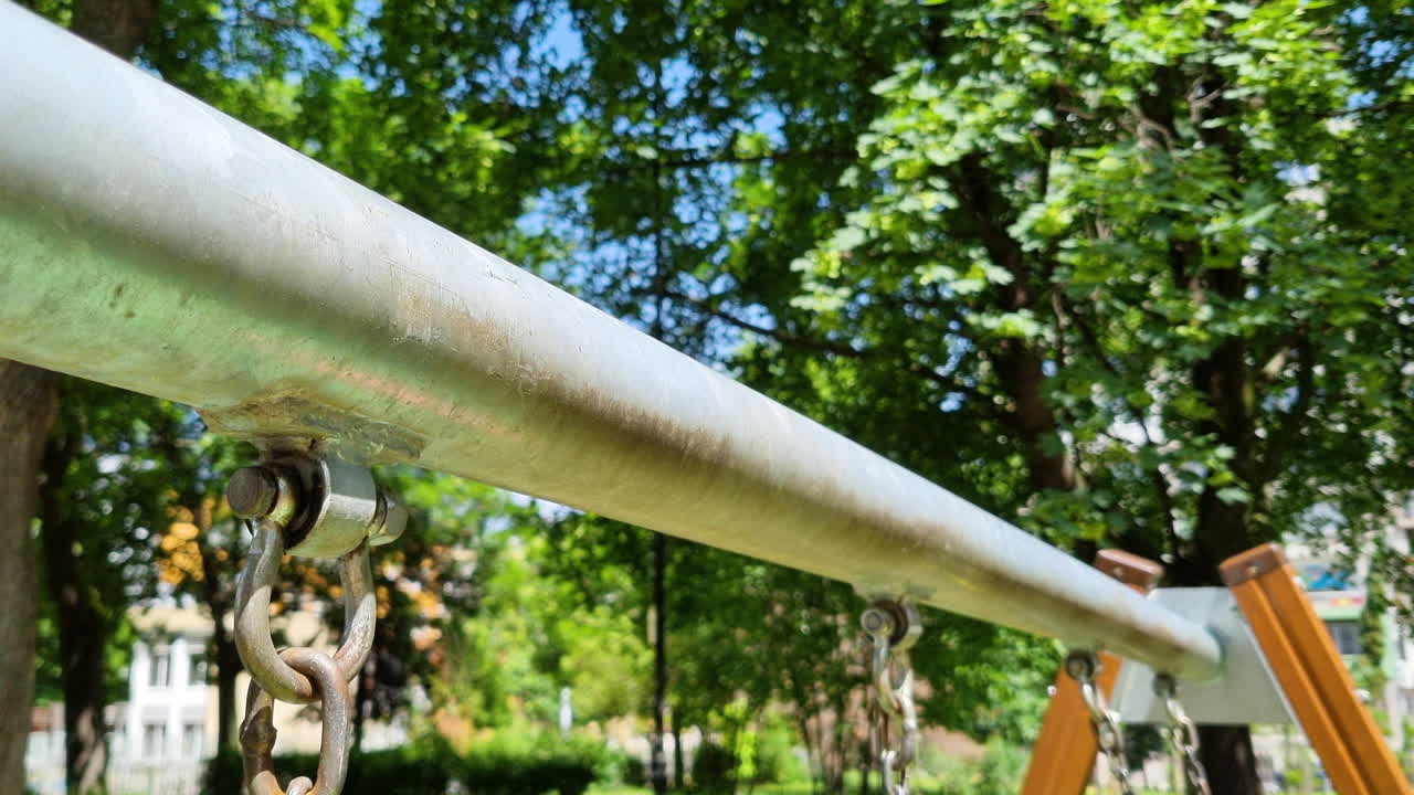 металлическая цепь и труба садовых качелей