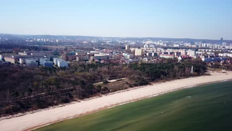 Antena-De-La-Bahía-De-Gdansk,-Panorama-Aéreo-De-La-Ciudad-Desde-El-Lado-Del-Mar