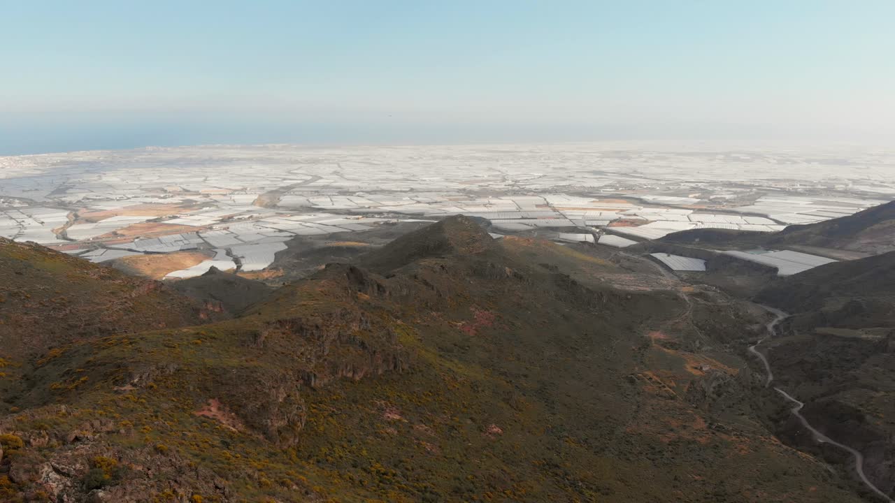 스페인 남부의 알메리아 인근 산과 온실을 배경으로 공중 촬영
