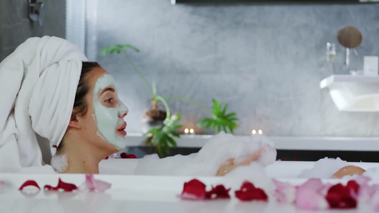 쉬는 시간을 즐기는 젊은 여성