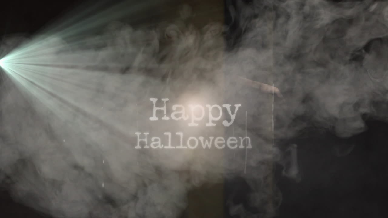 animación de texto feliz de halloween sobre fondo humeante con haces de luz