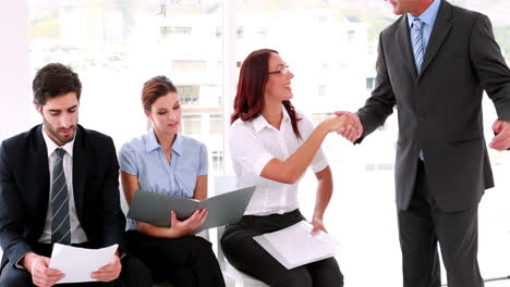 personas de negocios que esperan ser llamadas a una entrevista