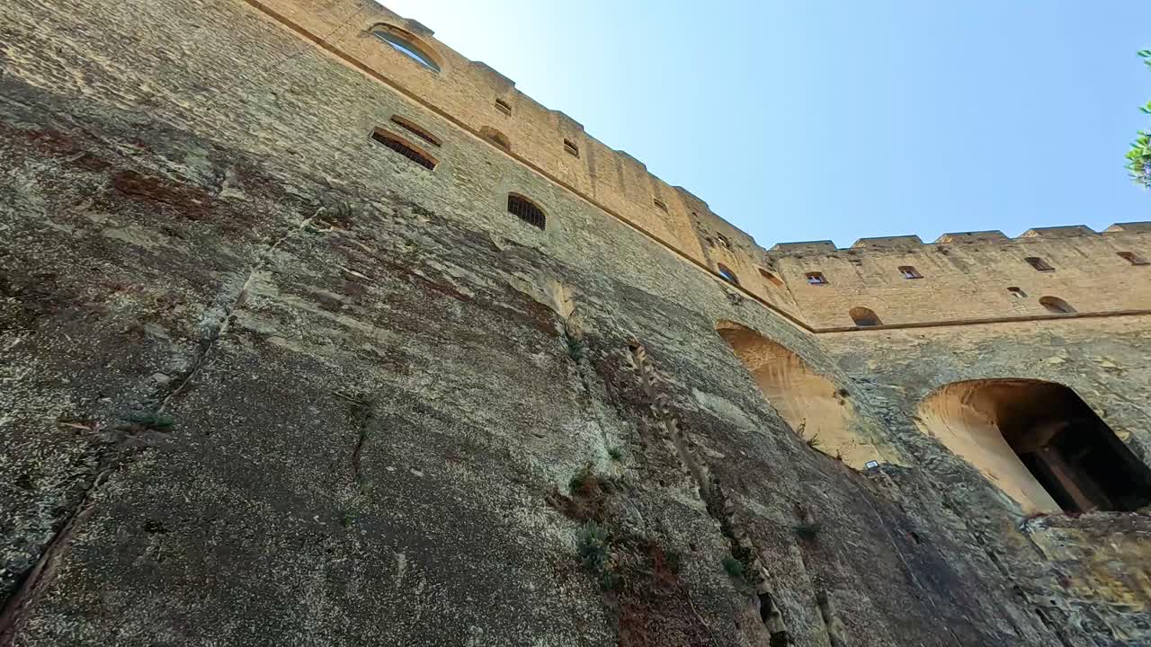прогулка по историческим стенам замка в неаполе