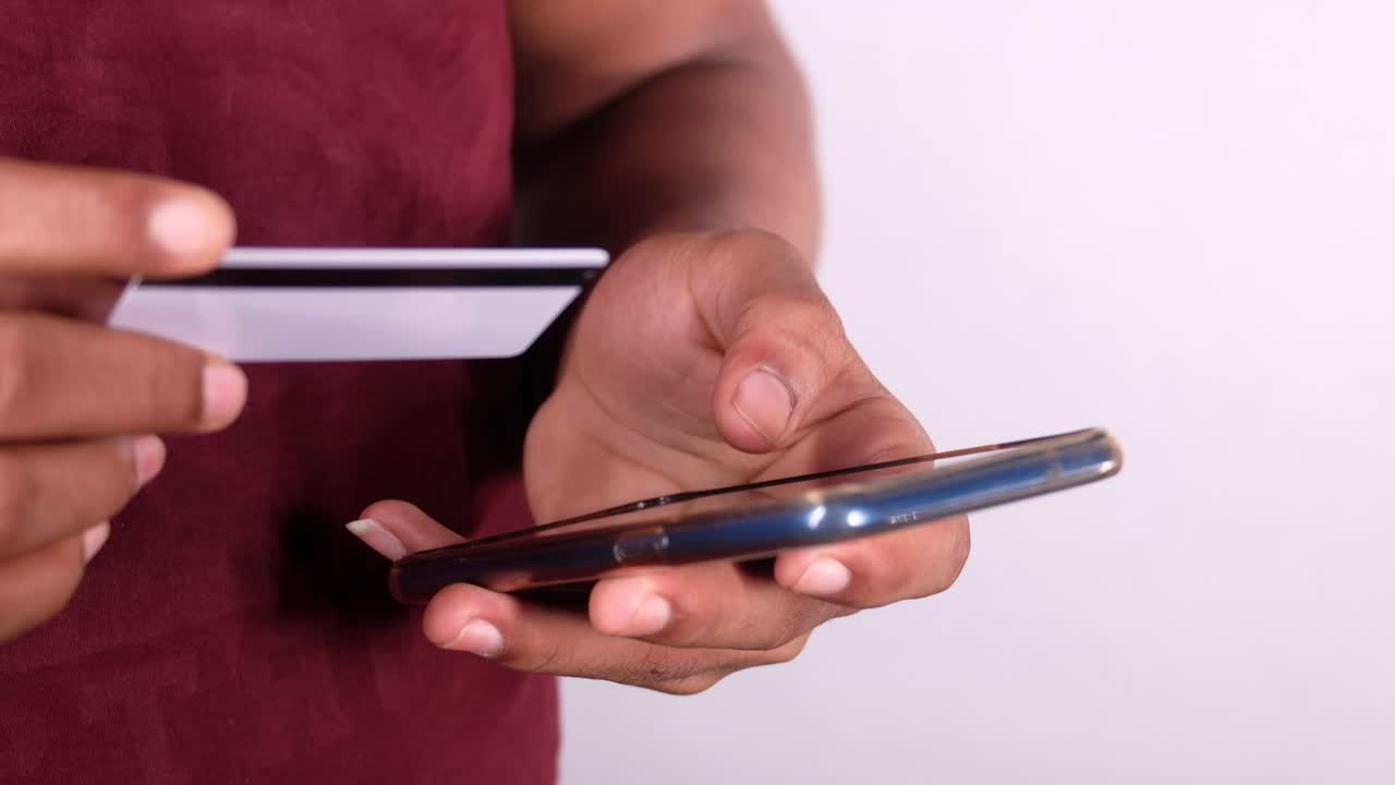 persona que hace un pago móvil con una tarjeta de crédito