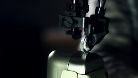 el fabricante de cuero comienza a coser piezas de cuero. cerca de las manos del hombre trabajando