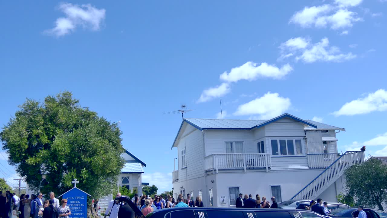 하얀 웨딩 카 또는 리무진의 샷