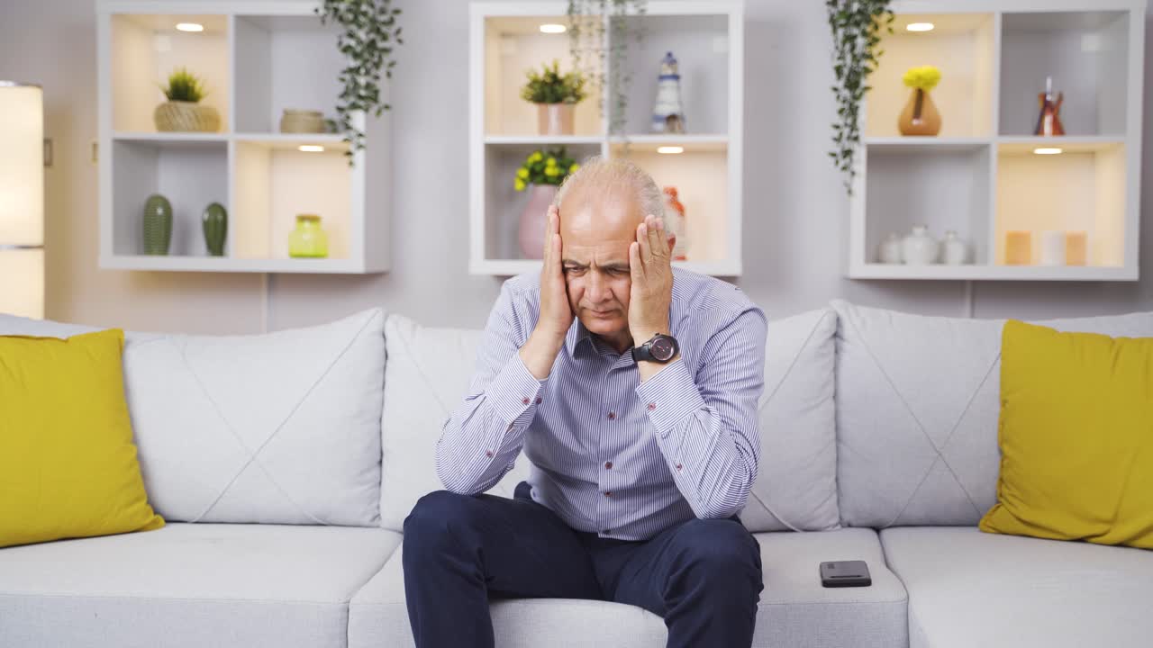 un anciano que recuerda malos recuerdos y se enoja.