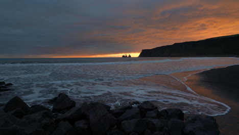 Malerischer-Sonnenuntergang-Vom-Strand-Mit-Schwarzem-Sand-In-Der-Nähe-Von-Vík,-Südisland---Breite-Statische-Aufnahme