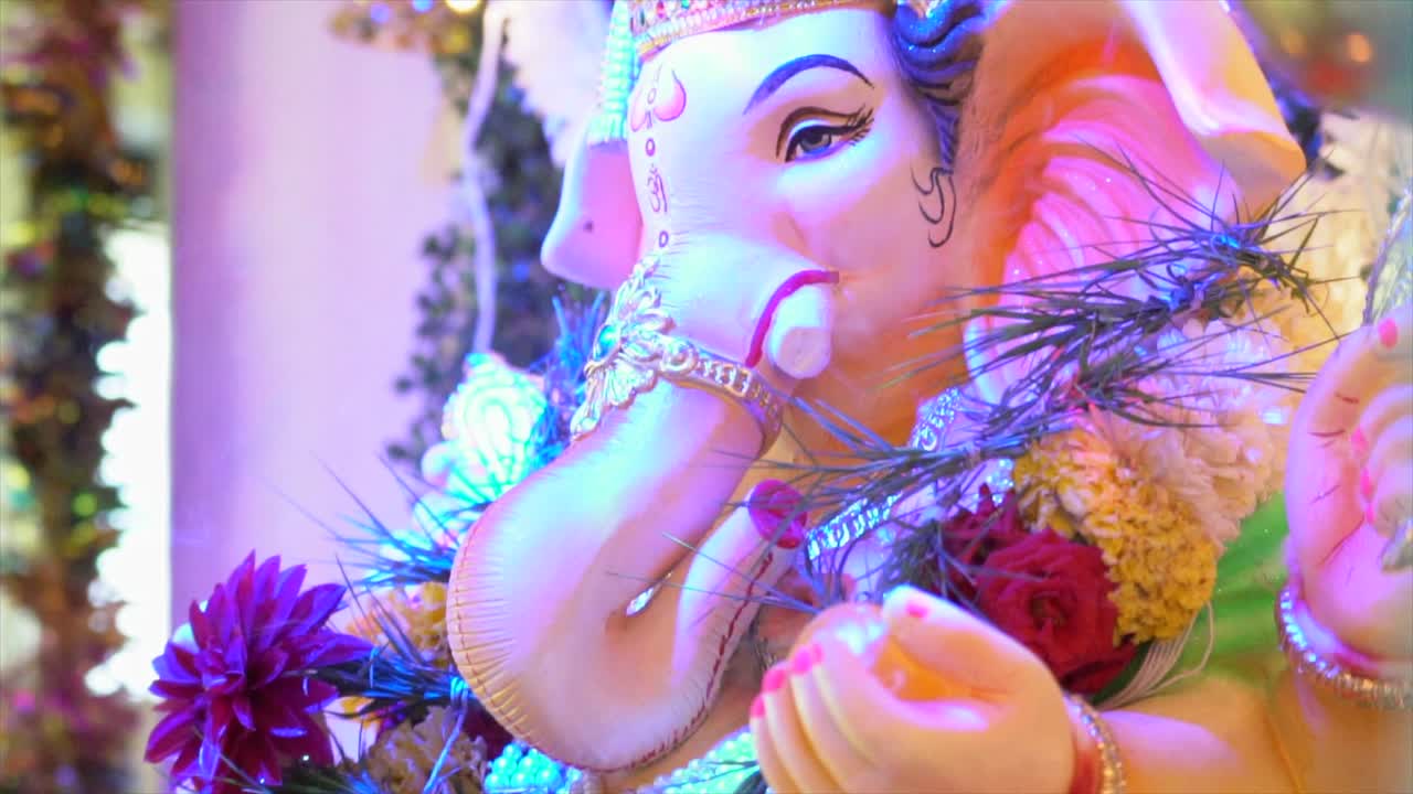 estátua do senhor ganesh de cima para baixo vista de perto