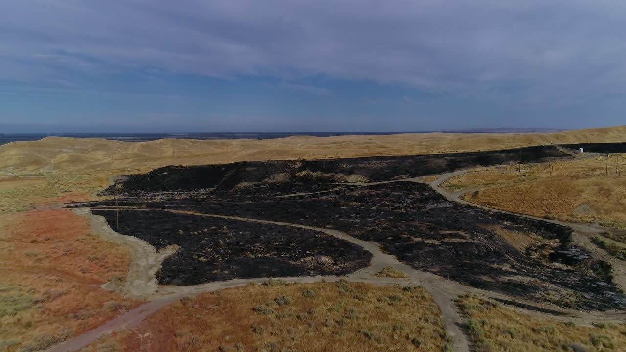 4k drone flyover con pan abajo de cicatrices de quemaduras frescas que muestran que los aviones dejaron caer retardante de fuego