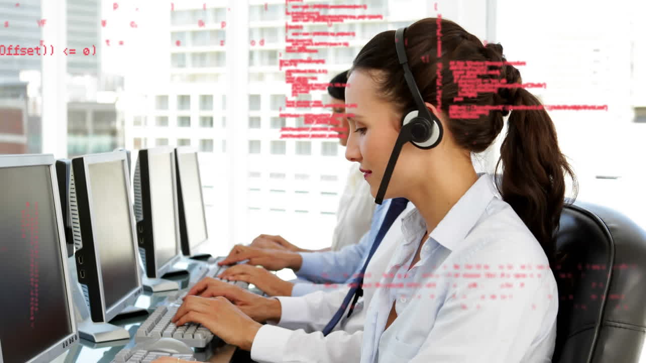 animación del procesamiento de datos financieros sobre personas que llevan auriculares de teléfono