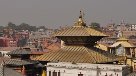 vista diurna de la sección superior del templo de pashupatinath, kathmandu, nepal