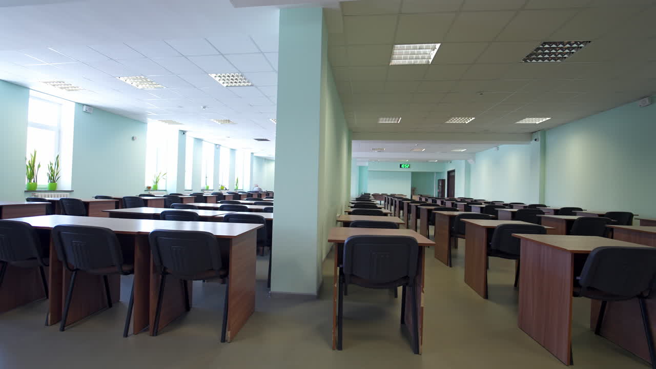 Interno vuoto di un'aula. Vista frontale dell'interno di un'aula moderna.