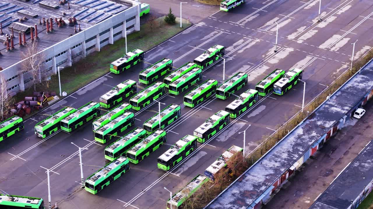Transporte ecológico: parque de trolebuses en Europa, vista aérea