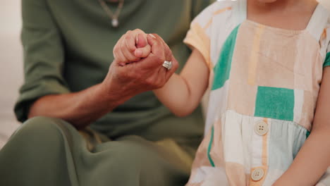 en casa, la abuela y la niña se toman de la mano.