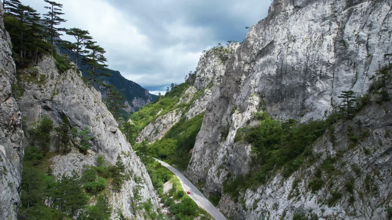 수치에스카 국립공원 (sutjeska national park) 에 있는 웅장한 협곡.