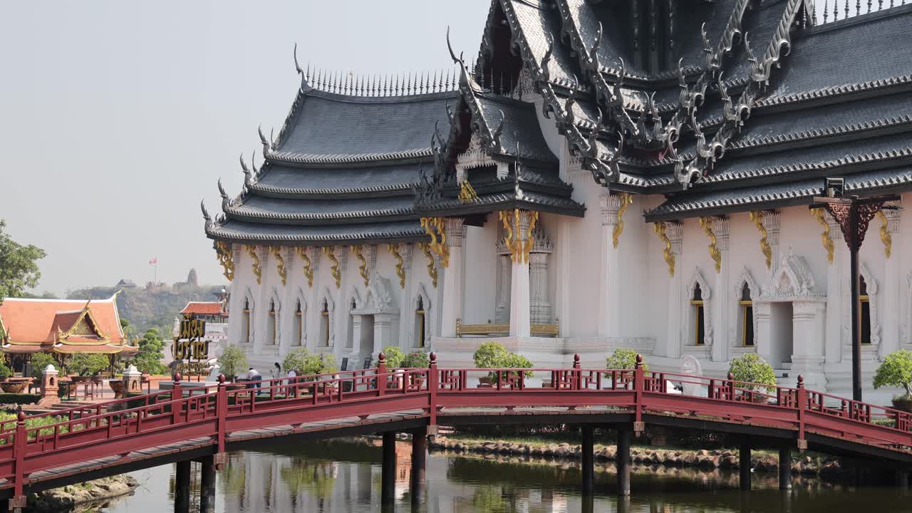 vista estática de un templo con un estanque reflectante