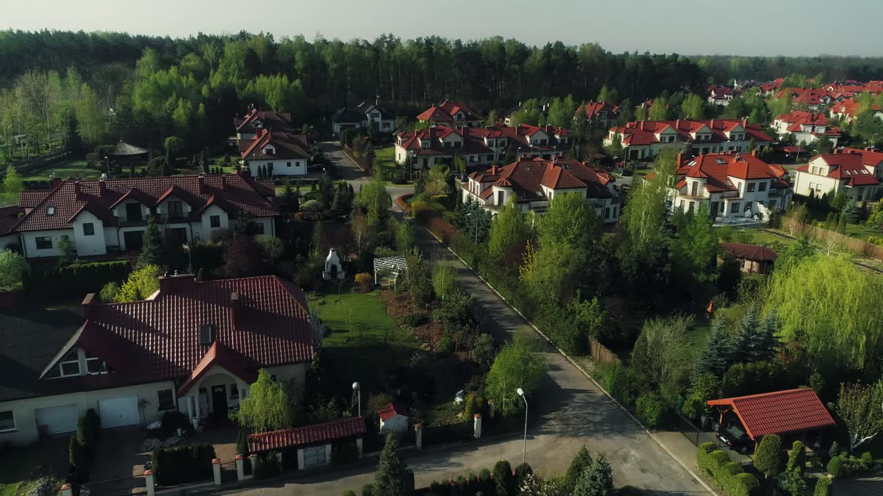 vista aérea de una urbanización cómoda en los suburbios