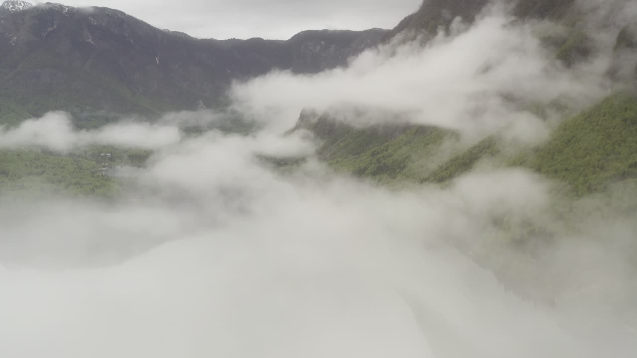 안개가 가득한 산, 호수, 계곡 풍경