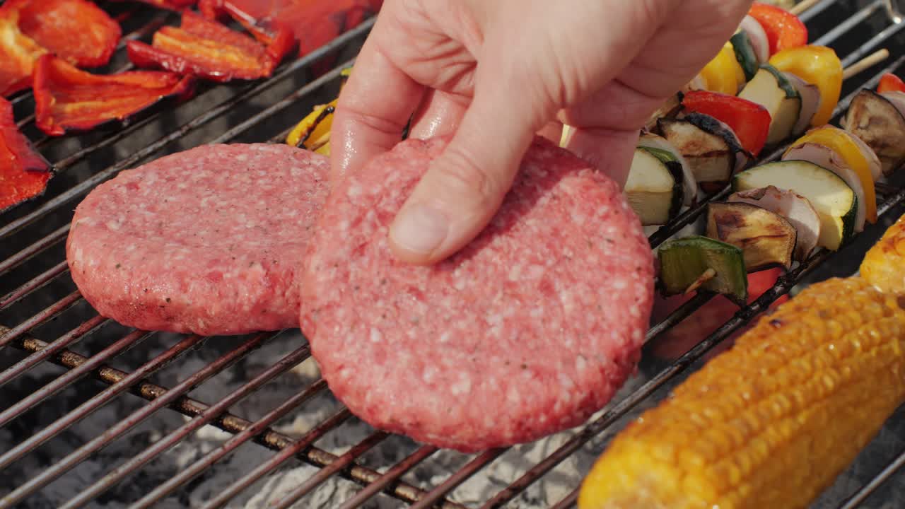 그릴 버거와 채소