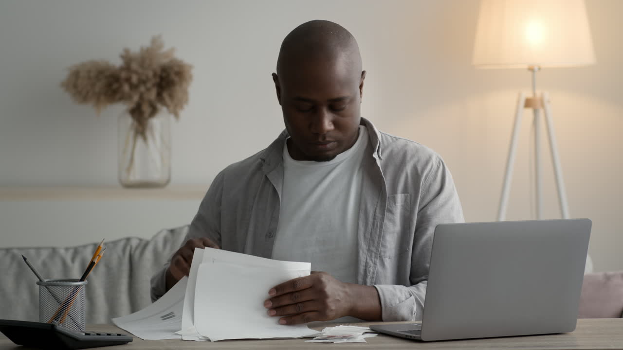 hombre pagando facturas en casa