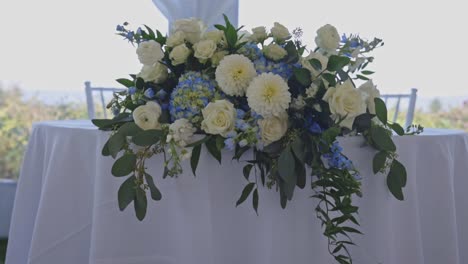 Las-Flores-Se-Sientan-En-La-Mesa-Durante-La-Recepción-De-La-Boda.