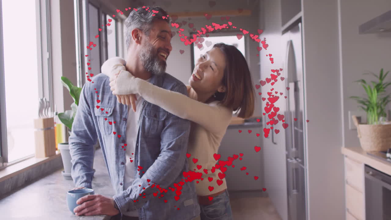 animação de corações sobre casais diversos comendo abraçando e sorrindo em casa