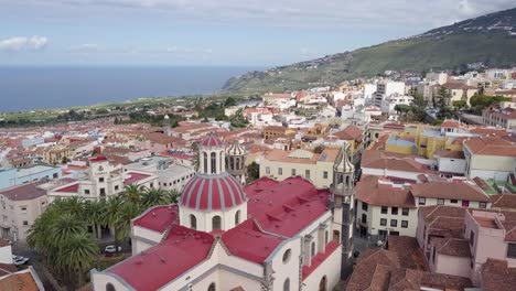 vista aérea de la ciudad de puerto de la cruz en la isla canaria de tenerife con la iglesia principal y el paisaje marino del océano