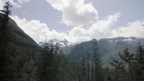 Schöne-Kanadische-Berge-Vom-Aussichtspunkt,-Sonniger-Frühlingstag