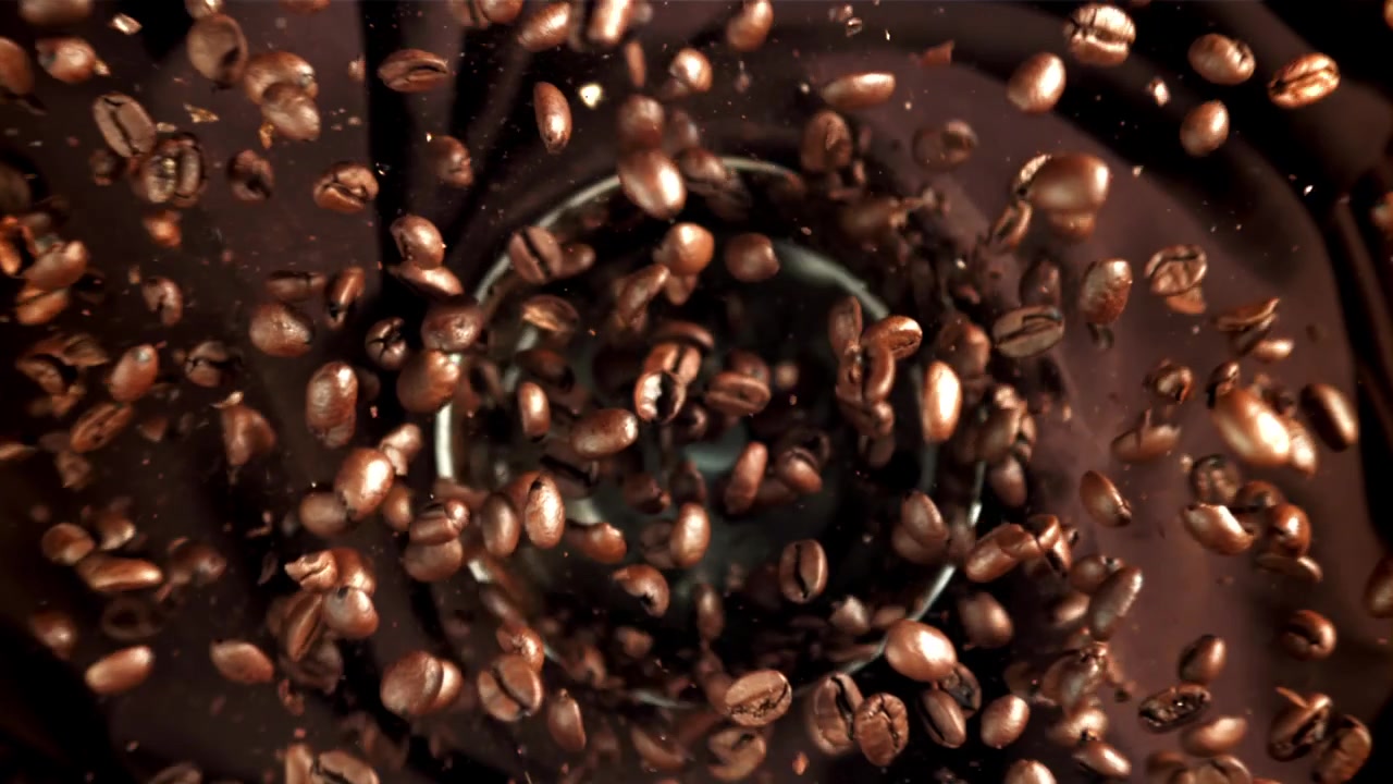 Chicchi di caffè tostati che esplodono al rallentatore