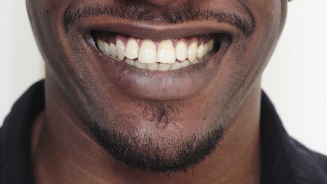 de cerca hombre afroamericano boca sonriendo alegre feliz mostrando dientes blancos saludables concepto de salud dental