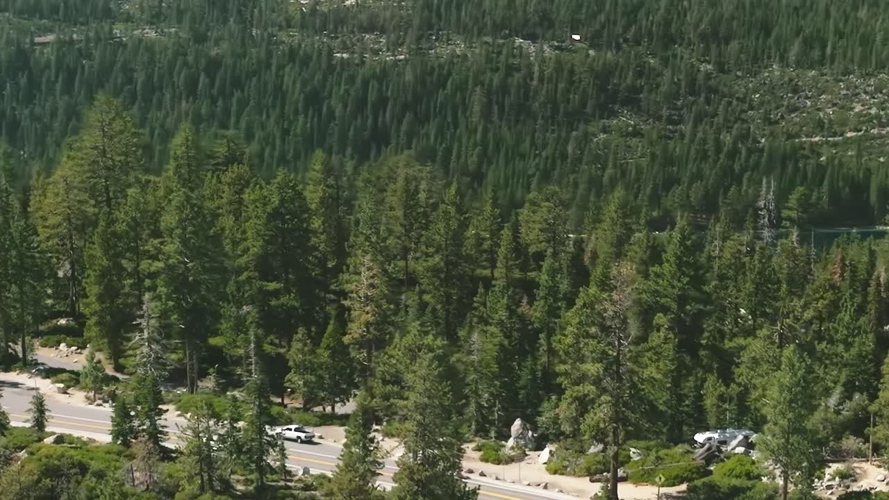 Tag på tur langs de snoede veje nær Lake Tahoe